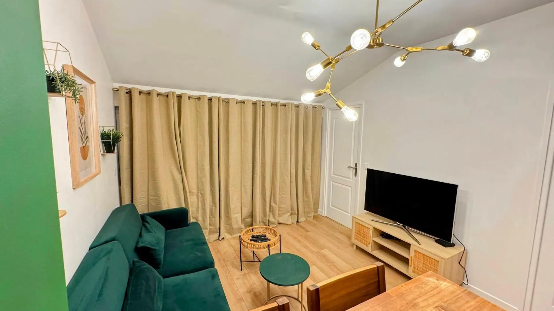 Apartment Le Vertueux - Cdg - Parking - Confort - Wifi Louvres